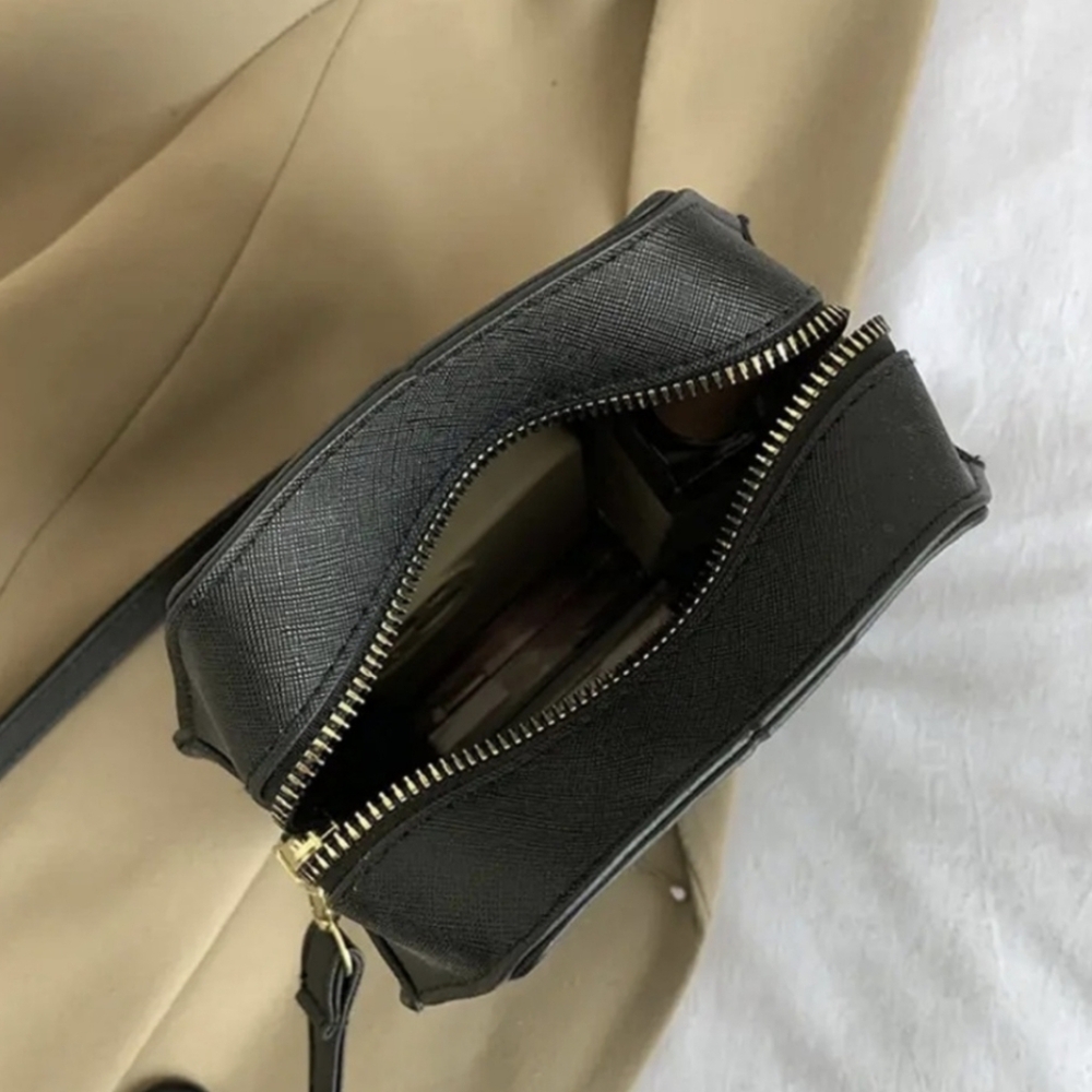 Never Trust the Living Bag - Picture 5 of 8